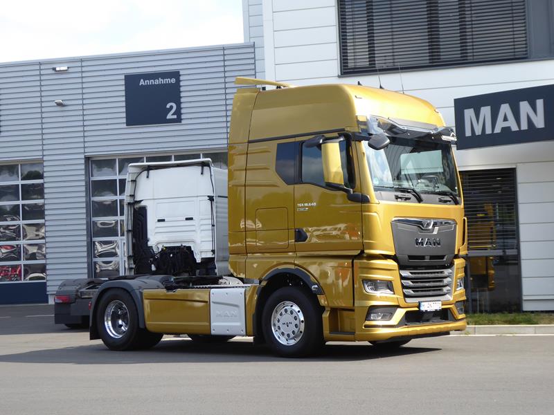 New MAN TGX 18.640 SZM Goldmetalic 1 (Copy).jpg