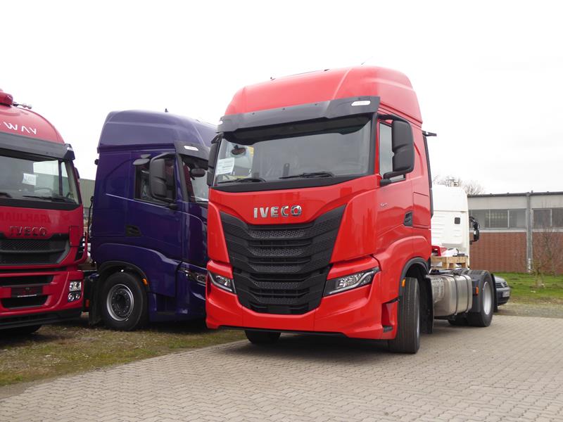 Iveco S-Way S510 SZM Rot 2 (Copy).jpg