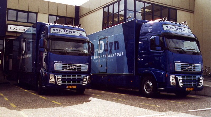 v DUYN Volvo FH12 GlobeXL KÜKOSOLO Naaldwijk Tim a302 2004 b.jpg