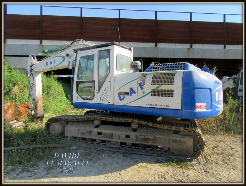 Cat 329D.jpg
