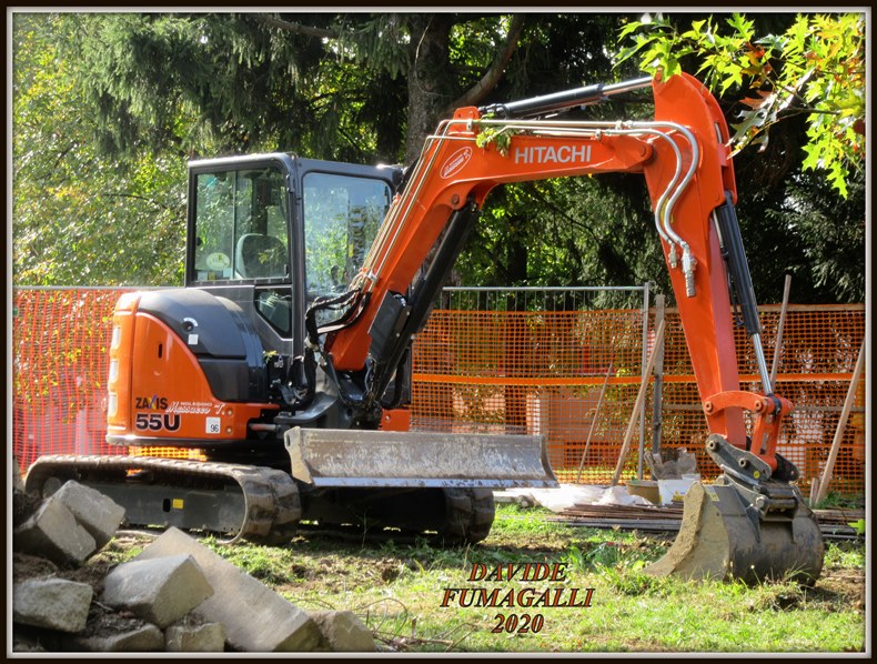 Hitachi 55U Massucco 001.jpg
