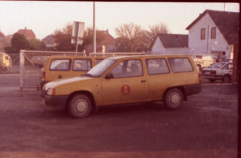 Post-Autos, Opel Kadett Kombi, Post-Parkplatz Vordingborg 1980er.jpg