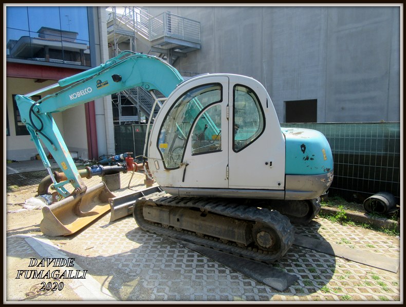 Kobelco SKXXX.jpg