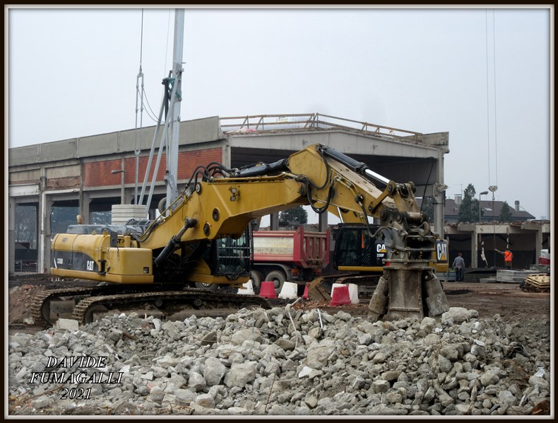 Caterpillar 330D UHD Quadrio 001.jpg