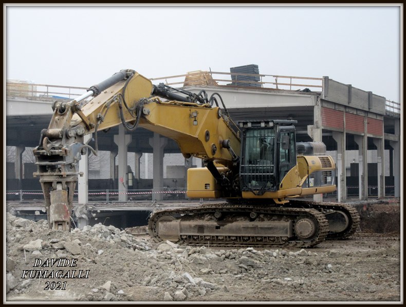 Caterpillar 330D UHD Quadrio 002.jpg