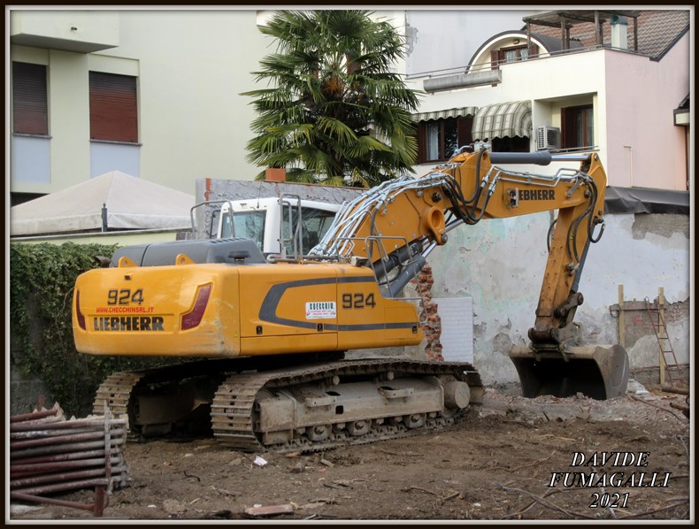 Liebherr 924 Checchin 001.jpg