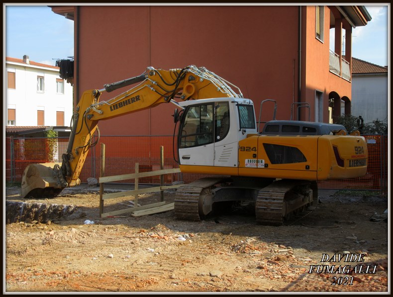 Liebherr 924 Checchin 002.jpg