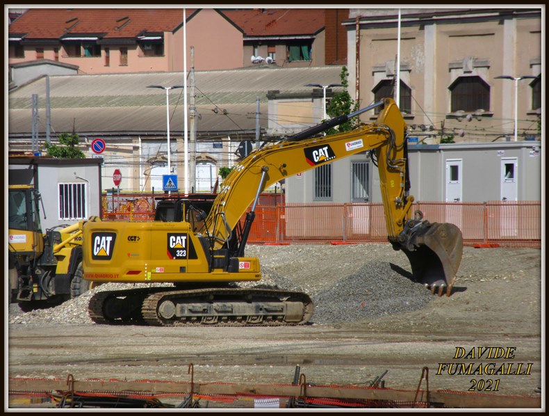 Caterpillar 323NG Quadrio 002.jpg