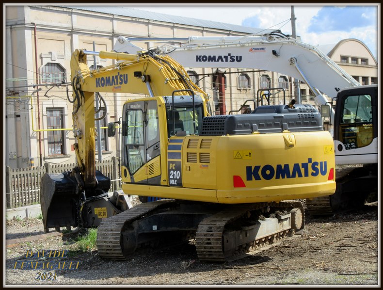 Komatsu PC210NLC-10 004.jpg
