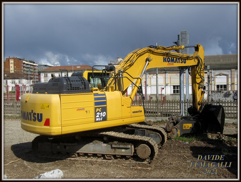 Komatsu PC210NLC-10 003.jpg