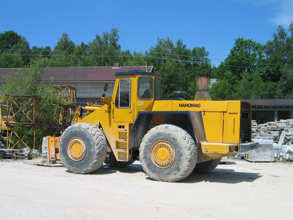 hanomag 80 e la culturista muscolosa esperta in spostamento colline Attachment