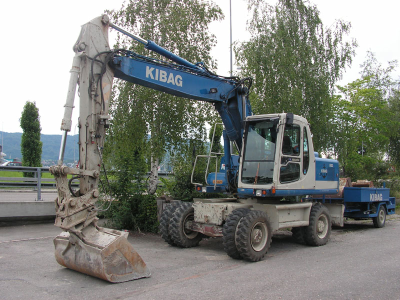 Komatsu PW170ES-6K (1).jpg