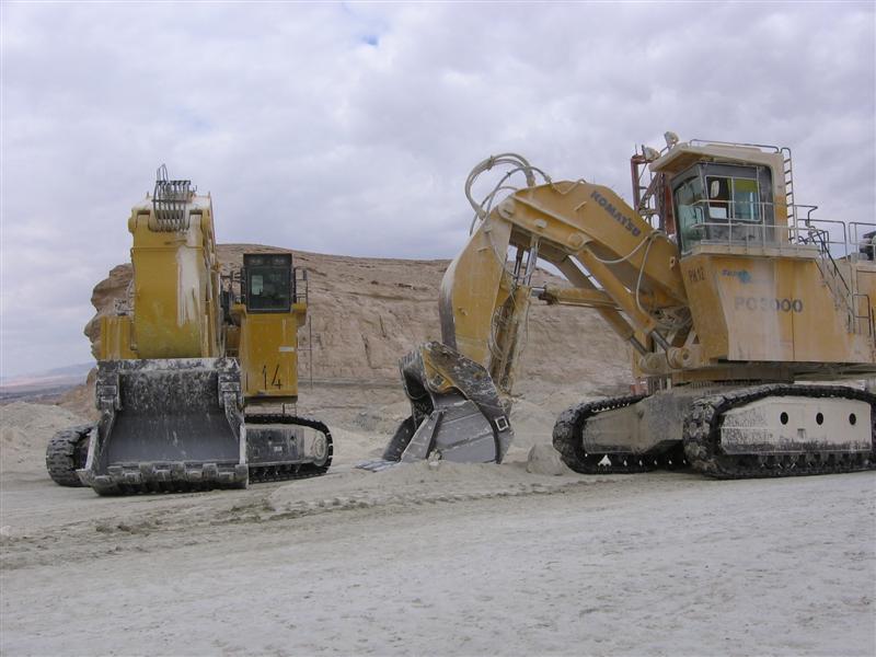 Zwei Bagger in der Wüste PC 5500 und PC 3000 (Medium).jpg