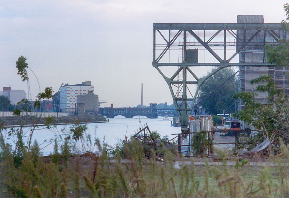 1990 Köpenicker Str Oberbaumbrücke.jpg 1990 Köpenicker Str Oberbaumbrücke.jpg