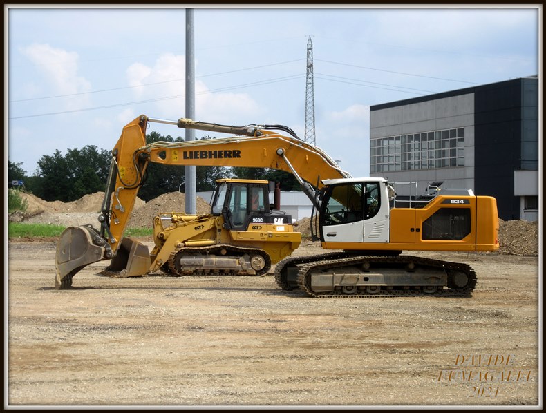 Liebherr 934-8 001.jpg