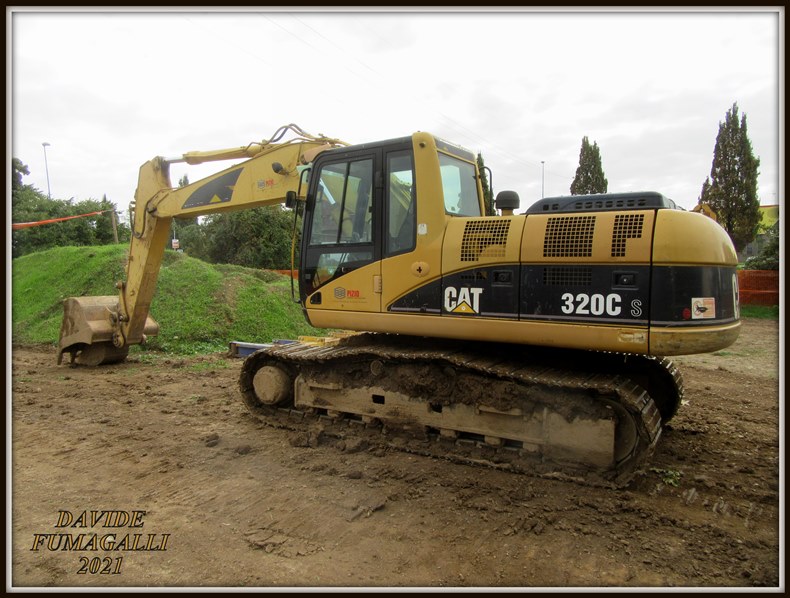 Caterpillar 320C S Pizio 001.jpg