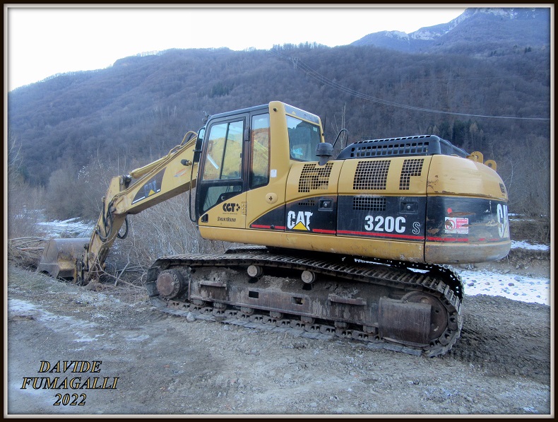 Caterpillar 320C S Locatelli 002.jpg