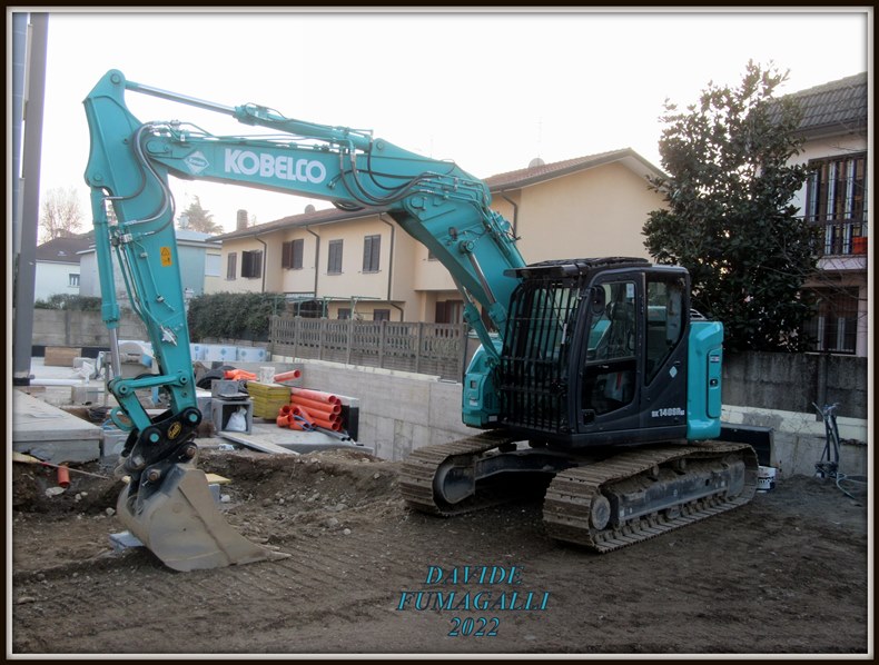 Kobelco SK140 SR LC 001.jpg