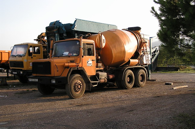 Iveco 232.25 6x4 Mix 01.jpg
