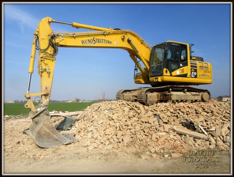 Komatsu PC210NLC-11 Tecno Strutture 002.jpg