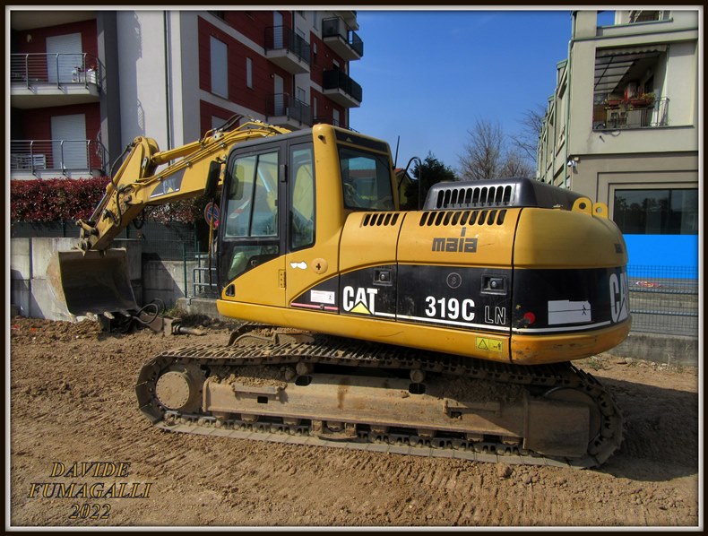 Caterpillar 319C 002.jpg