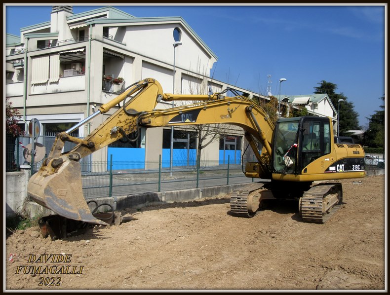 Caterpillar 319C LN 001.jpg