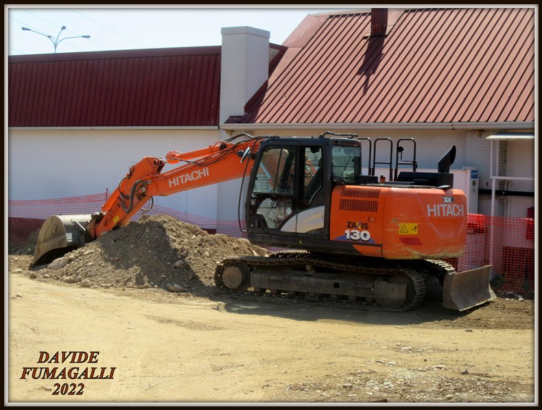 Hitachi Zaxis 130-6 002.jpg