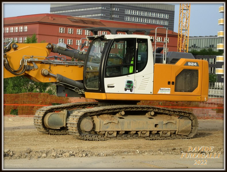 Liebherr R924-8 Buzzi Scaviter 004.jpg