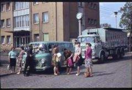 Arbeiterinnen vor dem Kraftfuttermischwerk des VEB Getreidewirtschaft Pasewalk 1966.jpg