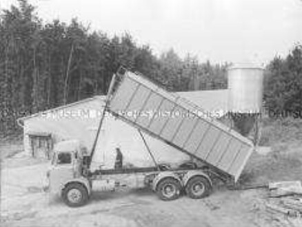 Leyland Albion Futterlaster vor dem Kombinat Industrielle Mast Ferdinandshof, Betriebsteil Rothemühl - Kopie.jpg