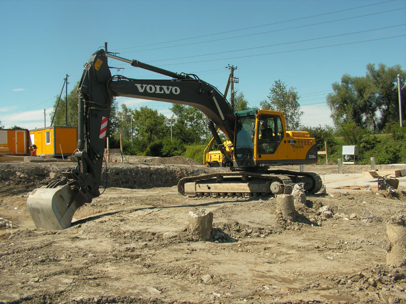 Volvo EC240B.jpg