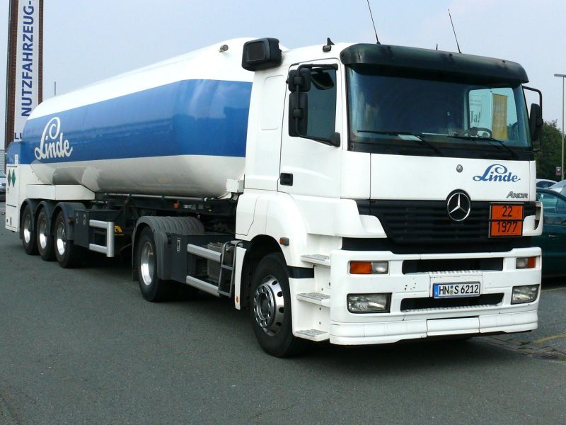 Mercedes Axor Sattelzug Tankwagen 2+3 001.jpg