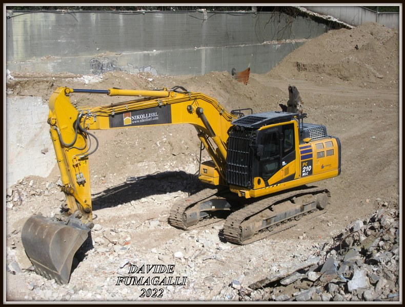 Komatsu PC210NLC-11 Nikolli 001.jpg