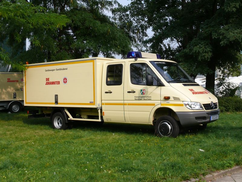 Mercedes Sprinter DoKa 001.jpg