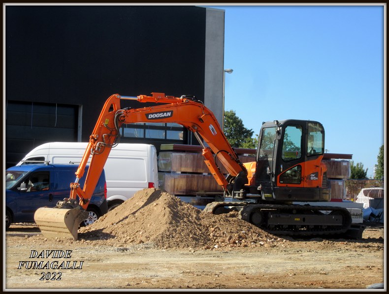 Doosan DX85R 002.jpg