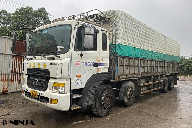 Hyundai_Trago_8x4_01.jpg