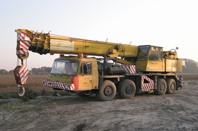 T 815 PJ 8x8.1 Demag HC 130 AB 02.jpg