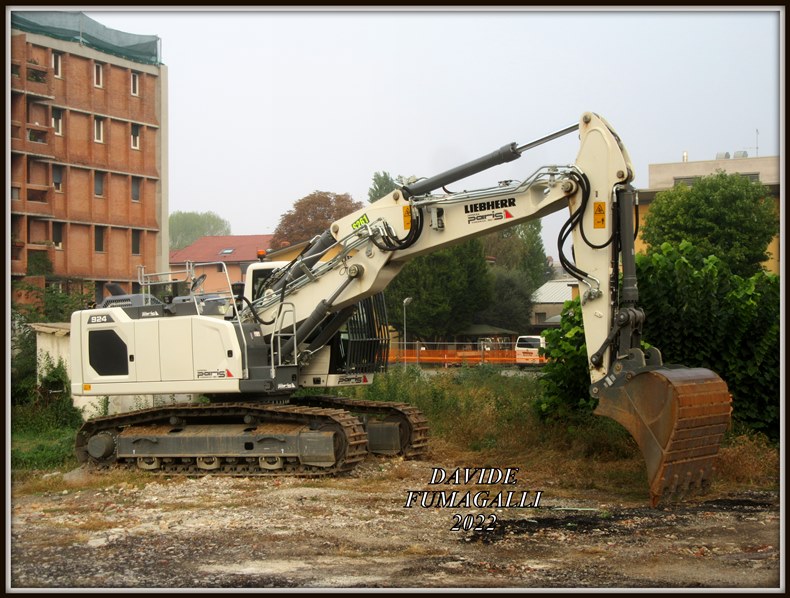 Liebherr R924 Paris 001.jpg