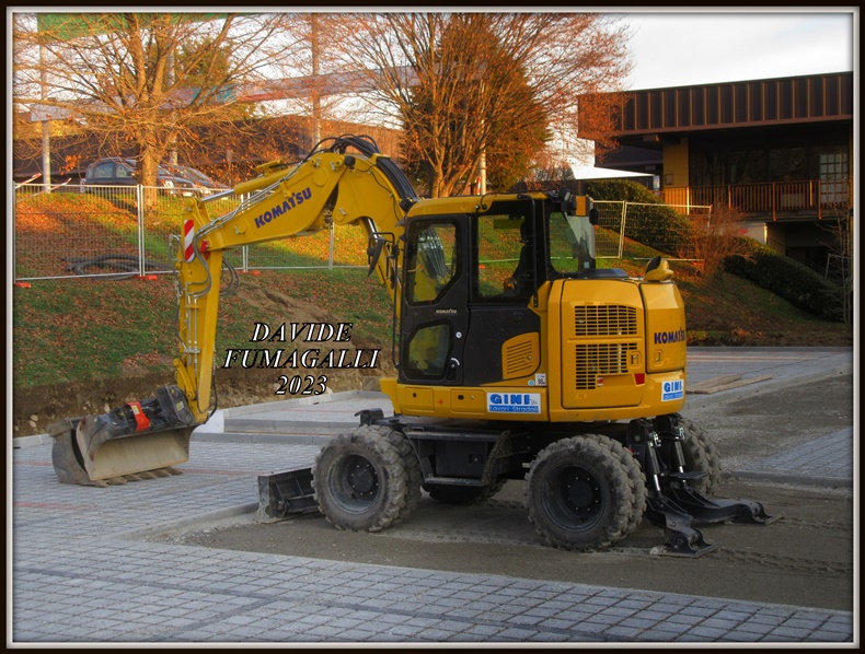 Komatsu PW98MR Gini 002.jpg