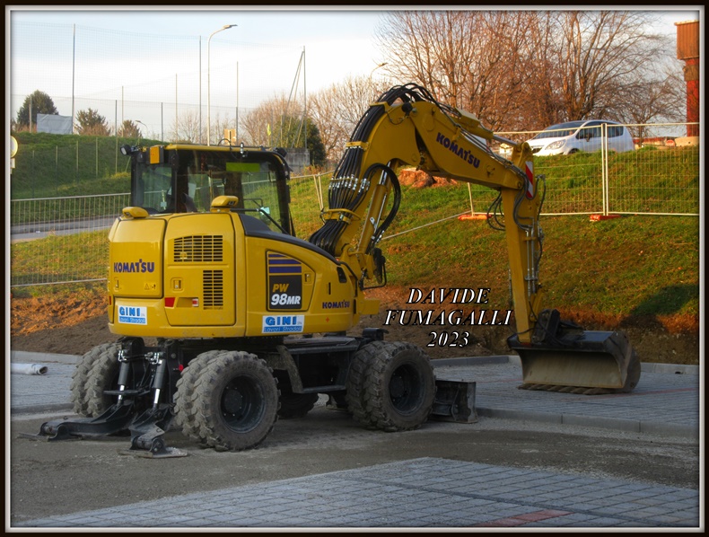 Komatsu PW98MR Gini 003.jpg