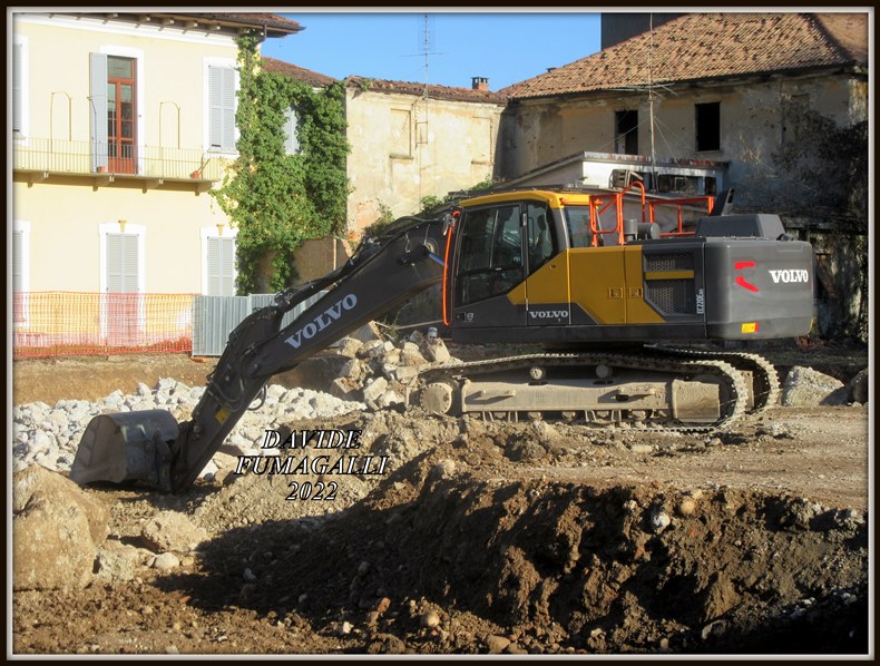 Volvo EC220E Guerrato 003.jpg