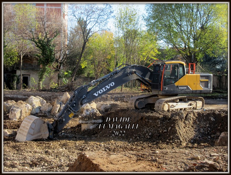 Volvo EC220E Guerrato 005.jpg