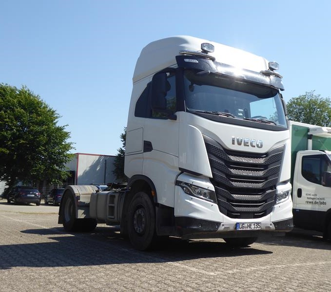 Iveco X-Way 460 SZM Weiss 2 (Copy).jpg