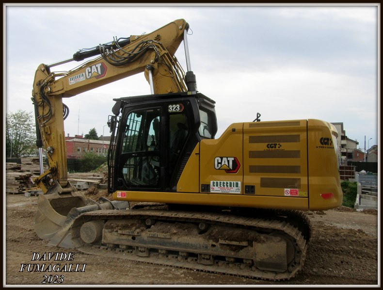 Caterpillar 323NG Checchin 002.jpg