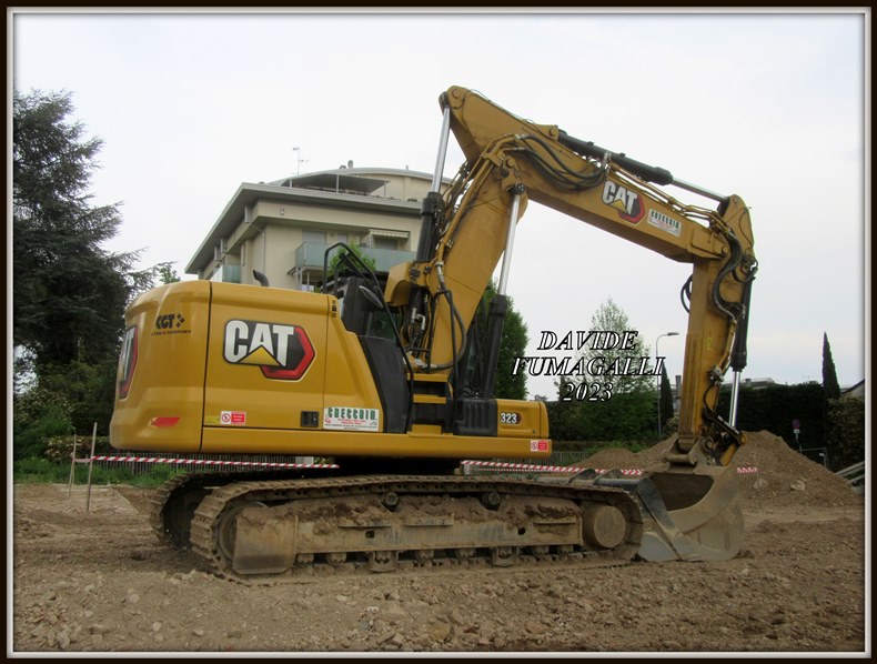 Caterpillar 323NG Checchin 003.jpg