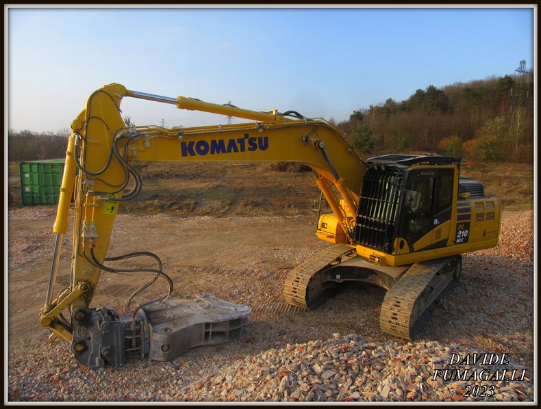 Komatsu PC210NLC-11 Effe Ambiente (1).jpg