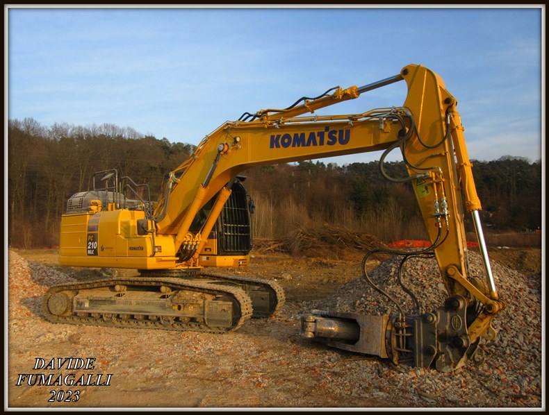 Komatsu PC210NLC-11 Effe Ambiente (4).jpg