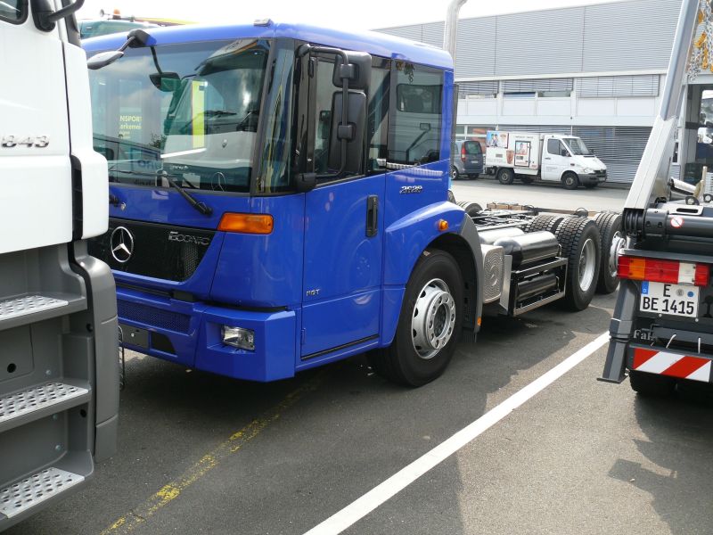 Mercedes Econic Fahrgestell 3 Achsen 001.jpg