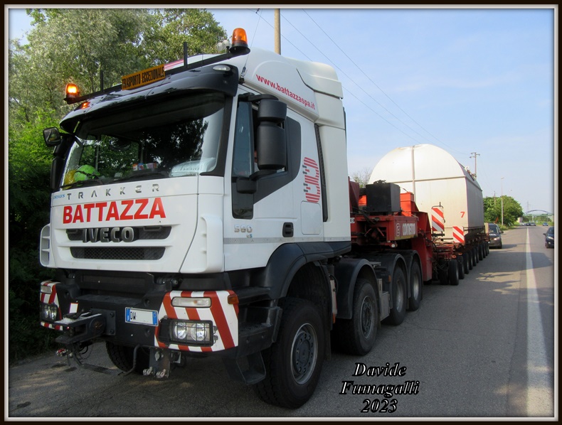 Iveco Trakker 560 8x6 Battazza (1).jpg