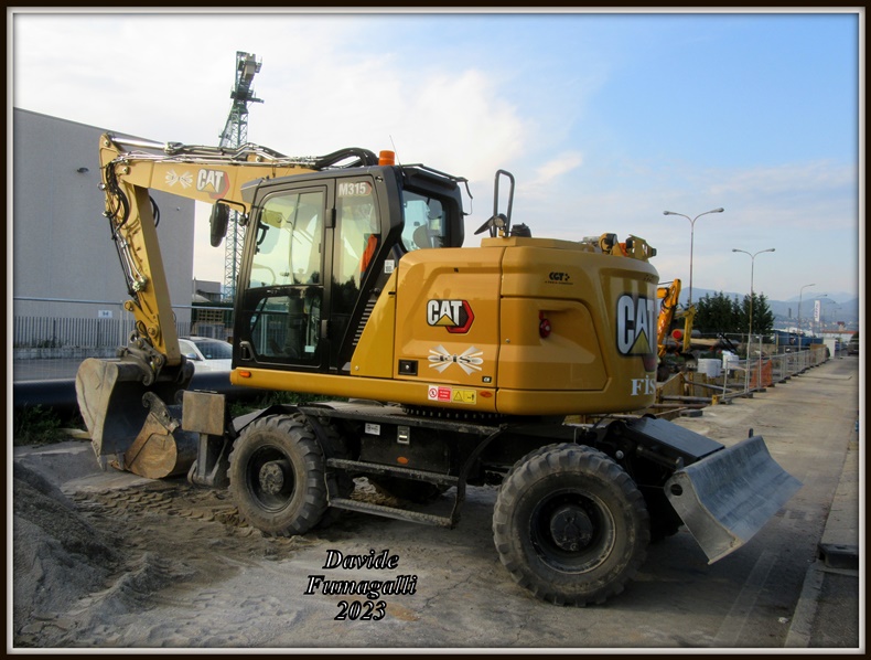 Caterpillar M315 FIS 001.jpg